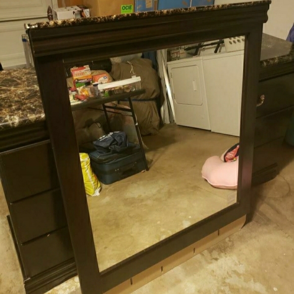 DRESSER - Picture 3 of 5